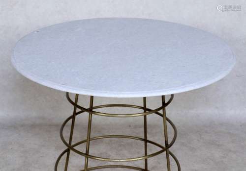 Goudkleurige opengewerkte metalen industriële design tafel afgedekt door een rond wit marmeren blad, h.76 x diam.88 cm.
