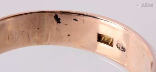 14 Kt. geelgouden ring bezet met 3 briljant geslepen diamanten en malachiet, 5,9 gram, ringmaat 18, nieuwwaarde 875