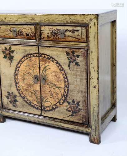 In groen hoogglans gelakte met bloemen gedecoreerde 4-deurs dressoir met 4 laden, h.84 x b.163 x d.41 cm.