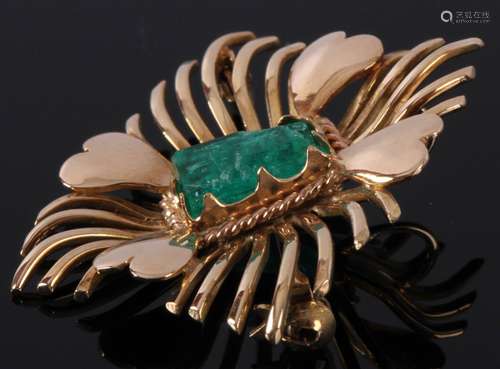 18 Kt. geelgouden opengewerkte broche handgemaakt met hartjesmotief met in het midden bezet met ruwe smaragd, 10 x 6 mm., 9,2 gr.