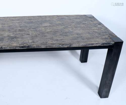 Black/wash eetkamertafel met dik zwart metalen poten, h.78 x L.200 x d.200 cm.