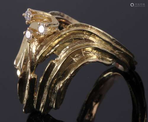 14 Kt. geelgouden ring bezet met briljant geslepen diamanten totaal circa 0,14 ct., ringmaat 16,5 (52)