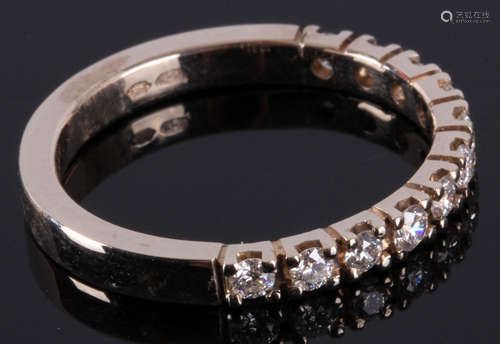 14 Kt. witgouden ring met 11 briljant geslepen diamanten 0,75 ct. Kleur: Top Wit + kwaliteit Vs, 3,3 gram, ringmaat 18 1/4, winkelwaarde 2250,00