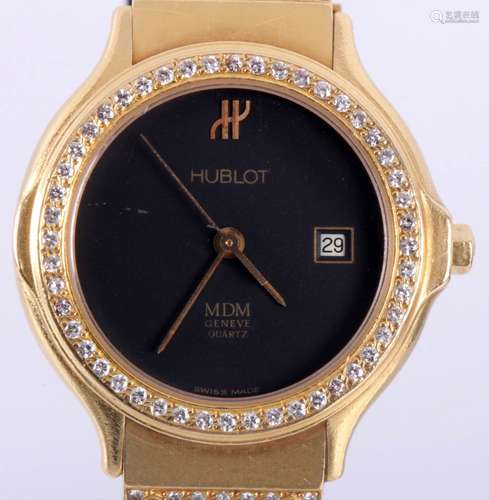 18 Kt. gouden Hublot damespolshorloge bezet met briljant geslepen diamant en met rubberen band, totaalgewicht 40,9 gr.