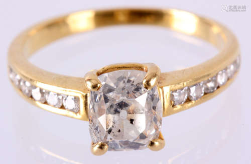 18 Kt. geelgouden ring bezet met diamant