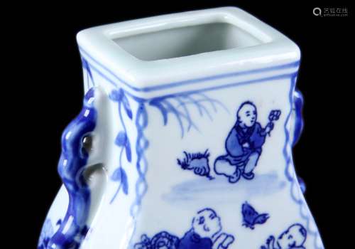 蓝色/白色现代中国瓷花瓶带手柄，装饰有“zotjes”，19/20世纪，高12,5厘米。