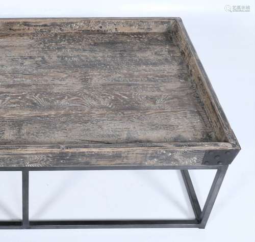 Metalen design salontafel met zwart gewassen houten blad, h.40 x b.124 x d.72 cm.