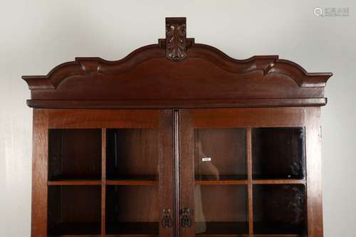 Antieke eikenhouten gebogen 2-deurs kabinet vermaakt tot vitrinekast, h.210 x b.125 x d.54 cm.