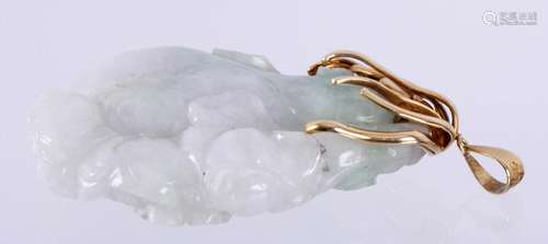 Witte gesneden jade hanger aan 14 kt. gouden montuur