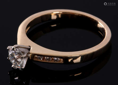 14 Kt. bicolor gouden solitair ring met aan de zijkant bezet met briljant geslepen diamanten totaal circa 0,40 ct., ringmaat 16,5 (52)