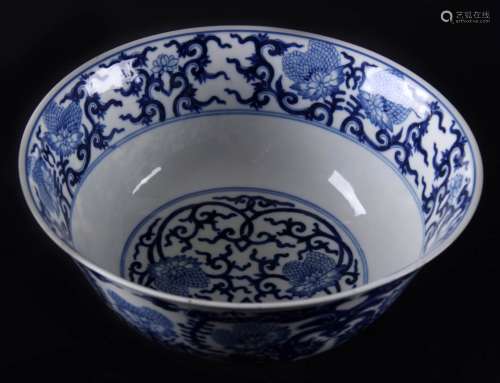 蓝白相间中国瓷碗，19世纪，来自Van Nieuwenhove收藏，比利时，2015年，出处Vanderven东方艺术，1978年，直径21.4厘米。