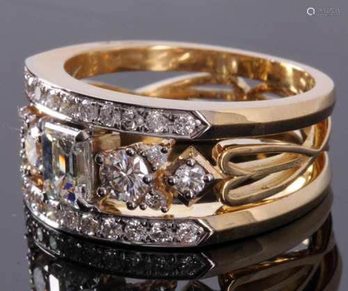 14 Kt. geelgouden bandring bezet met 0,20 ct. briljant geslepen diamant en 30 briljanten, 1,05 ct., Emerald cut, G-VS, 11,60 gr.