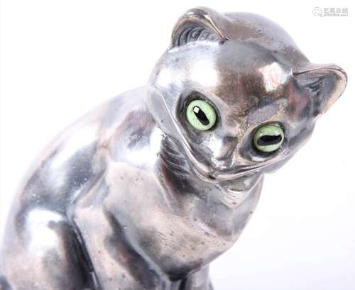 Art Deco sculptuur van een poes met glazen oogjes op marmeren voetje, h.15 cm.