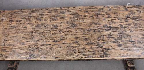 Deels zwart gelakte kloostertafel, h.80 x L.260 x b.98 cm.