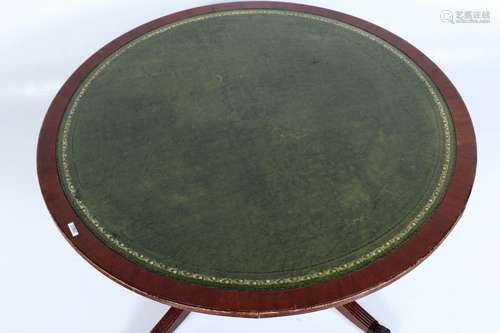 Oude notenhouten Engelse ronde salontafel afgedekt met groen lederen blad, h.52 x diam.92 cm.