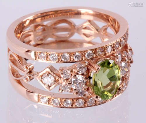 14 Kt. rose gouden ring bezet met ovaal geslepen peridot en 34 briljant geslepen diamant totaal circa 1,55 ct.,, ringmaat 17 (53)