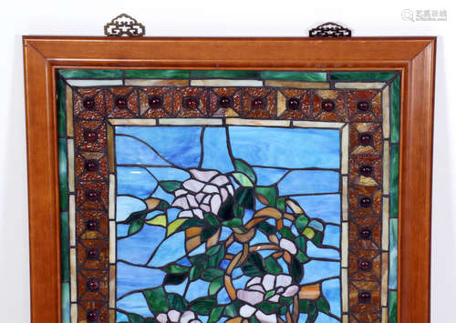 Met bloemen gedecoreerd glas-in-lood raam in notenhouten omlijsting, 96 x 60 cm.