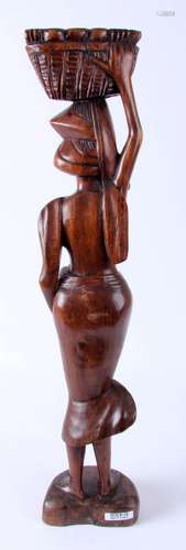 Balinees houten sculptuur van vrouw met mandje, h.52 cm.