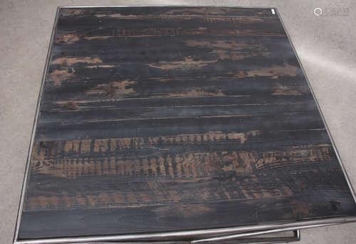 Gekruist metalen salontafel met houten blad, h.40 x b.100 x d.100 cm.