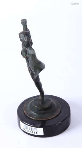 Bronzen sculptuur van danseres rustend op sokkel, h.13 cm.