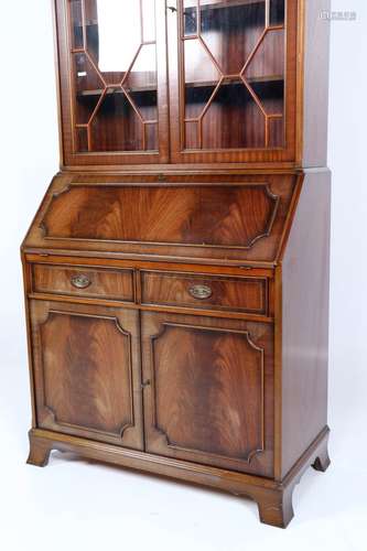 Notenhouten Engelse secretaire met vitrine-opstand, h.207 x b.92 x d.48 cm.