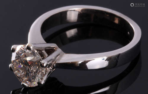 18 Kt. witgouden solitair ring bezet met een briljant geslepen diamant, 1.55 ct., kleur N - kwaliteit Vs, 4.6 gram, ringmaat 15,75, winkelwaarde 12500,00