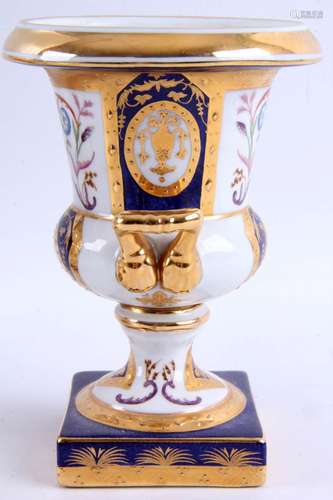 2 Porseleinen Empire-stijl oorvaasjes, h.15 cm.