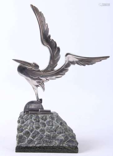 Art Deco sculptuur van een verzilverd bronzen pelikaan op stenen voetje, h.34 cm.