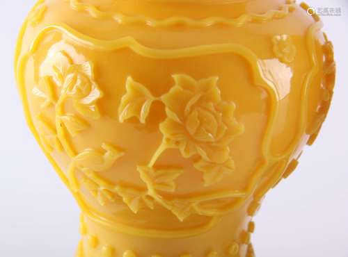 一对黄色玻璃花瓶，带盖子。20世纪初作品，来自Geronimo de Los Reyes Jr.（英国）的收藏，高约21厘米。
