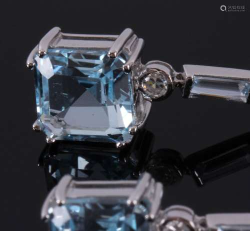 14 Kt. witgouden oorhangers bezet met blauwe topaas en single cut geslepen diamanten, totaal circa 0,40 ct.