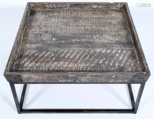 Metalen met houten industriële salontafel, h.38 x b.80 x d.80 cm.