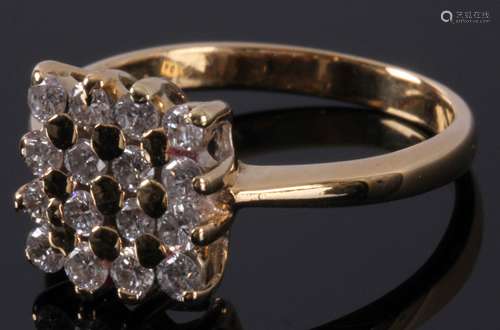 18 Kt. geelgouden ring bezet met briljant geslepen diamanten totaal circa 0,55 ct., ringmaat 16,25 (51)