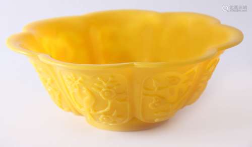 中国黄色玻璃碗，20世纪初作品，来自Geronimo de Los Reyes Jr.（英国）的收藏，直径20,5厘米。