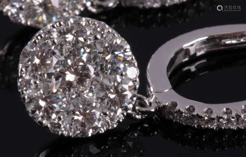Paar 18 Kt.  witgouden oorbellen bezet met 44 briljant geslepen diamanten, 2.05 ct., 3.5 gram, winkelwaarde 7750,00