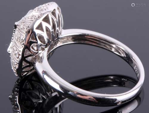 18 Kt. witgouden ring bezet met saffier en 44 briljant geslepen diamanten,  0,40 ct., kleur: wit, kwaliteit: piqué, 6,3 gram, ringmaat 18,25, waarde 1750,00