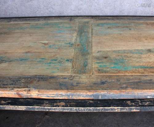 Deels blauw gelakte eetkamertafel, h.78 x L.320 x b.100 cm.