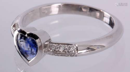 14 Kt. witgouden ring bezet met hartvormige saffier, 0,95 ct. en 12 briljant geslepen diamanten, 0.18 ct., G-VS, 5,1 gr.