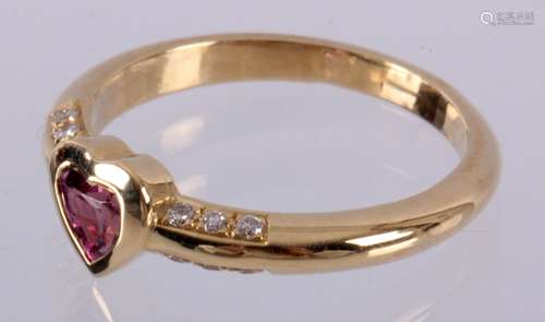 18 Kt. goouden ring bezet met hartvormige robijn, 0,50 ct. en 12 biljant geslepen diamanten, 0,12 ct., G-VS, 4,7 gr.