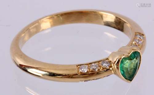 18 Kt. gouden ring bezet met hartvormige smaragd, 0,95 ct. en 12 briljant geslepen diamanten, 0,18 ct., G-VS, 4,3 gr.