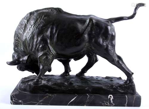 Bronzen sculptuur van een stier rustend op marmeren voetstukje, h.27 x b.38 x d.15 cm.