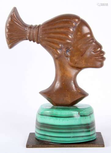 Bronzen sculptuur van Afrikaans vrouwen hoofd op groen malachiet voetstuk, h.18 cm.