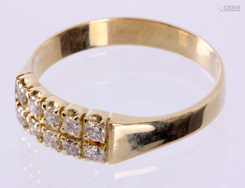 14 Kt. geel gouden ring bezet met briljant geslepen diamanten totaal circa 0,25 ct., ringmaat 18,5 (58)