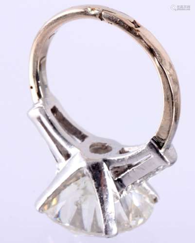 白金钻戒，完美切割主钻，侧面2颗三角形钻石，8.73克拉