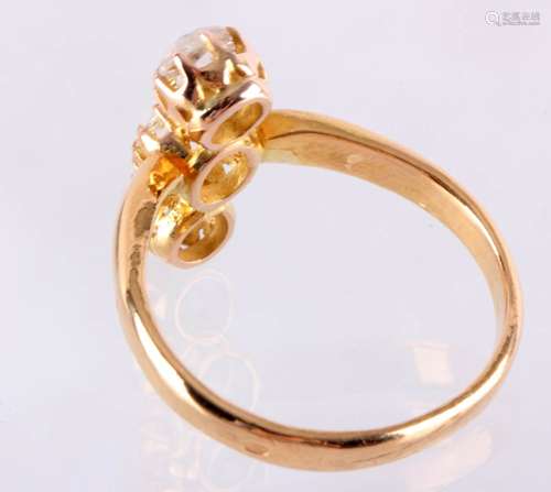 14 Kt. geelgouden ring bezet met 3 diamanten, 0,70 ct., 3,5 gram, ringmaat 16,25, nieuwwaarde 1250,00