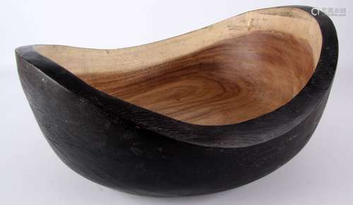 Houten schaal, h.19 x diam.38 cm.