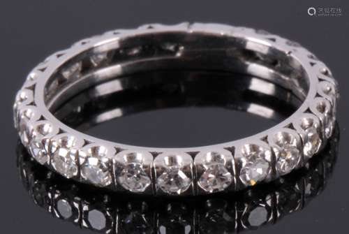 18 Kt. witgouden ring bezet met 23 single cut geslepen diamanten totaal circa 0,66 ct., ringmaat 16,5 (52)