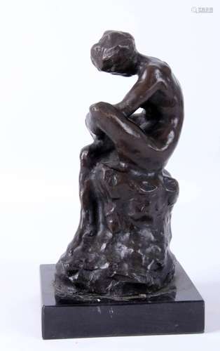 Bronzen sculptuur van een dame met splinter in de voet rustend op marmeren voetstuk, h.25 cm.