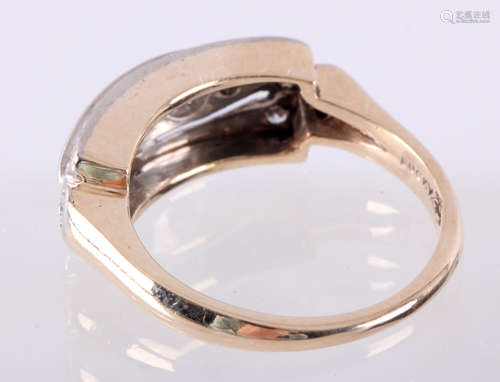 14 Kt. bicolor gouden ring bezet met oud slijpsel diamanten totaal circa 0,50 ct., ringmaat 15,5 (49)