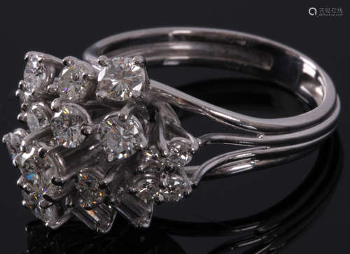 10 Kt. witgouden entourage ring bezet met baquet- en  briljant geslepen diamanten totaal circa 1,50 ct.,, ringmaat 17,25 (54)