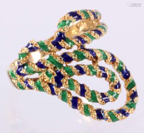 18 Kt. geelgouden ring versiert met groene en blauwe emaille ringmaat 16,5 (52)